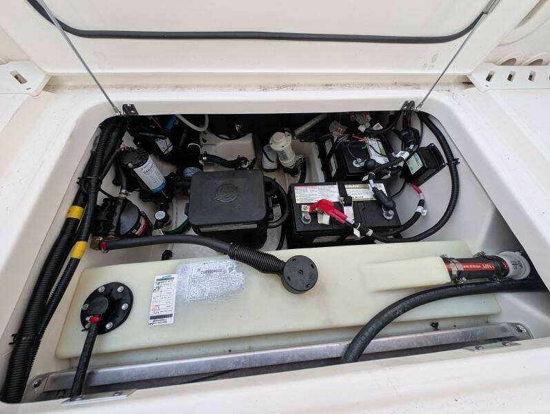 2023 Boston Whaler 240 Vantage