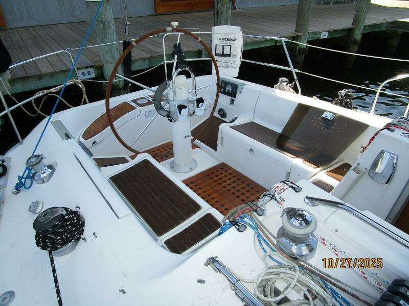 38' Beneteau cockpit2