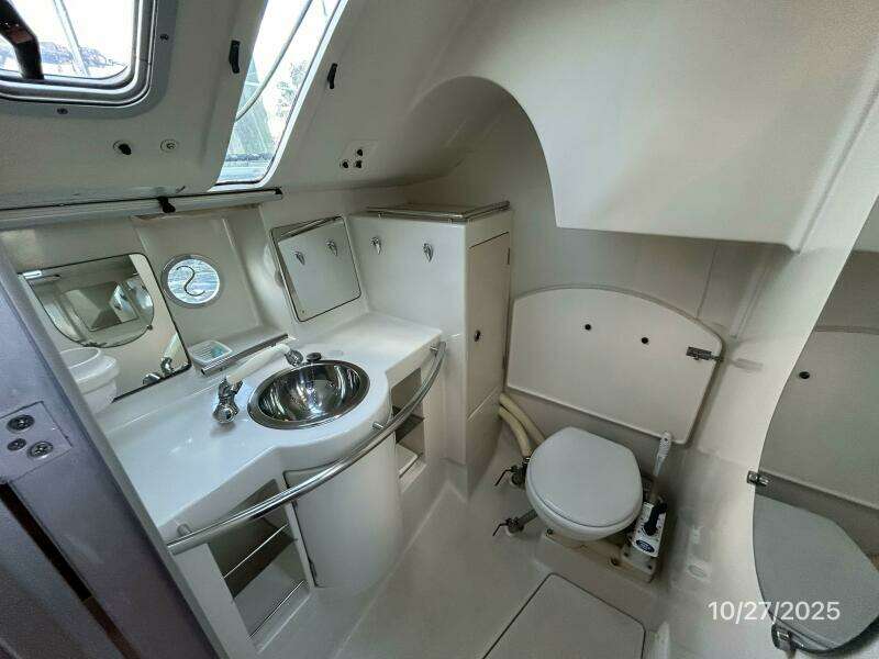38' Beneteau aft head