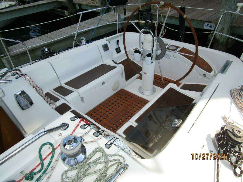 38' Beneteau cockpit1