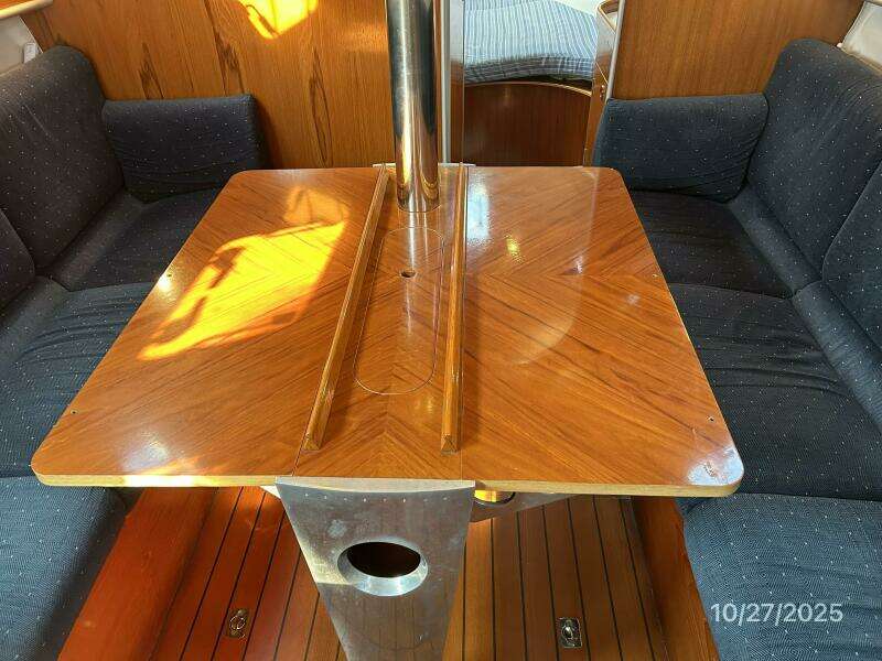 38' Beneteau salon table
