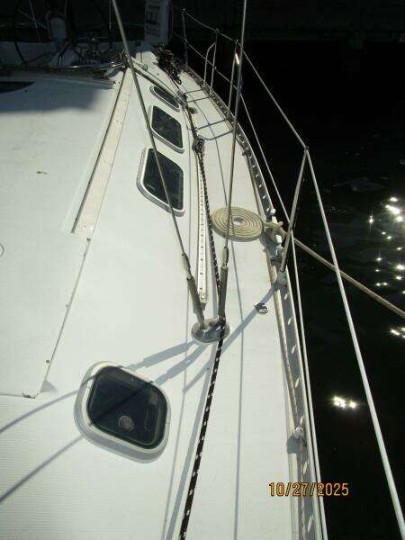 38' Beneteau port side deck2