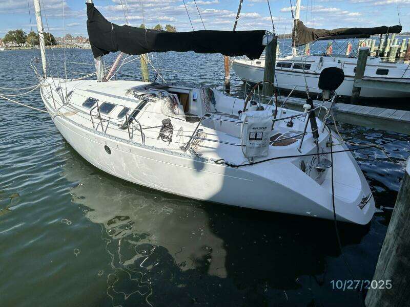 38' Beneteau port aft profile