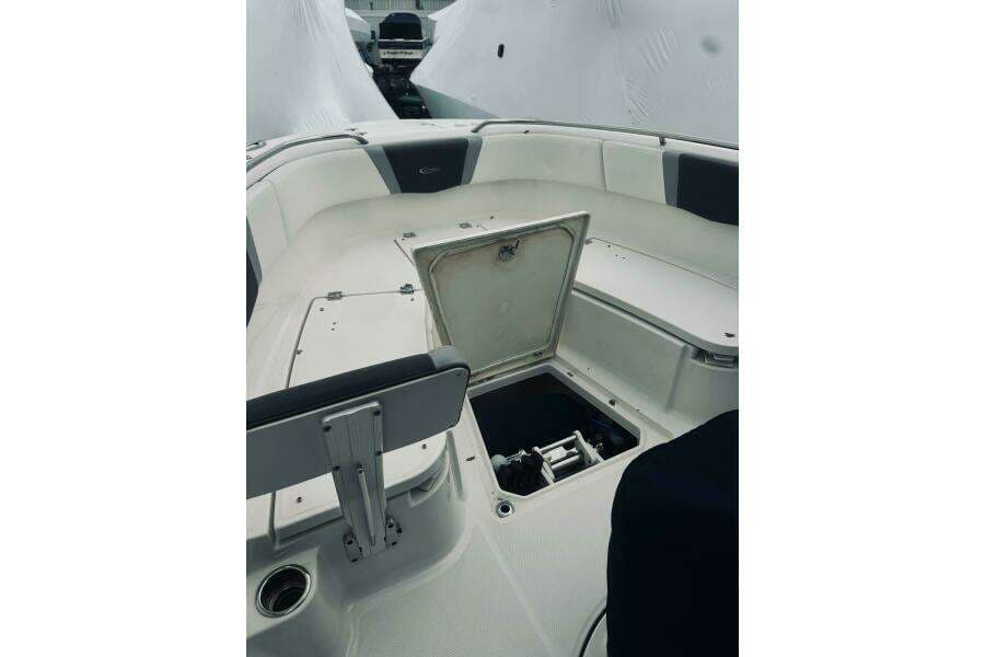 2022 Robalo R272 Center Console