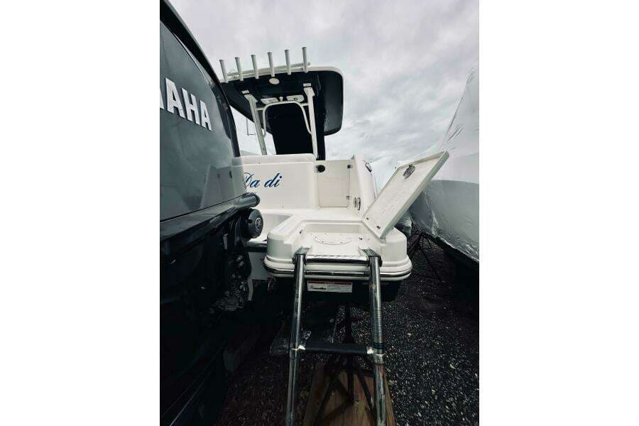 2022 Robalo R272 Center Console