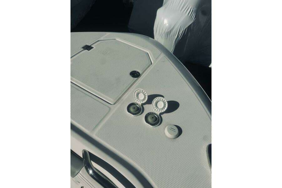 2022 Robalo R272 Center Console