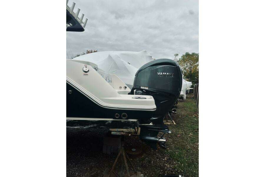 2022 Robalo R272 Center Console