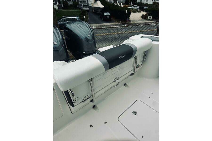 2022 Robalo R272 Center Console