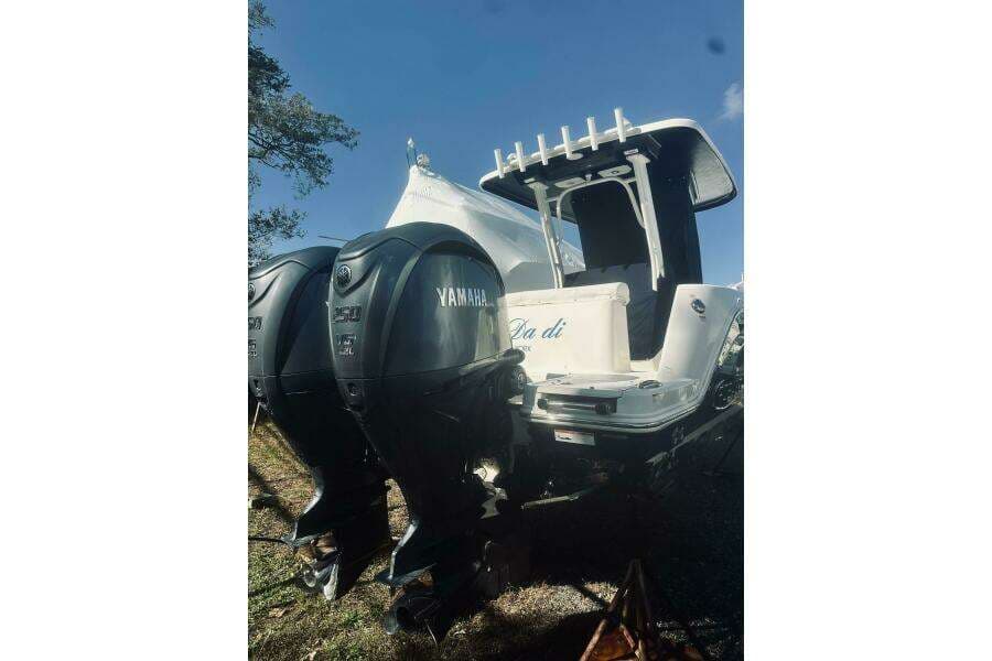 2022 Robalo R272 Center Console