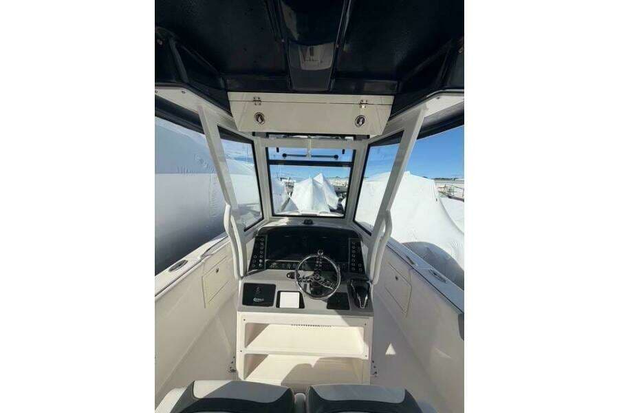 2022 Robalo R272 Center Console