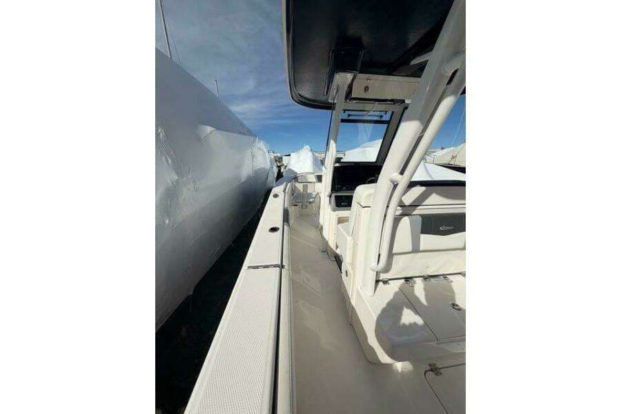 2022 Robalo R272 Center Console