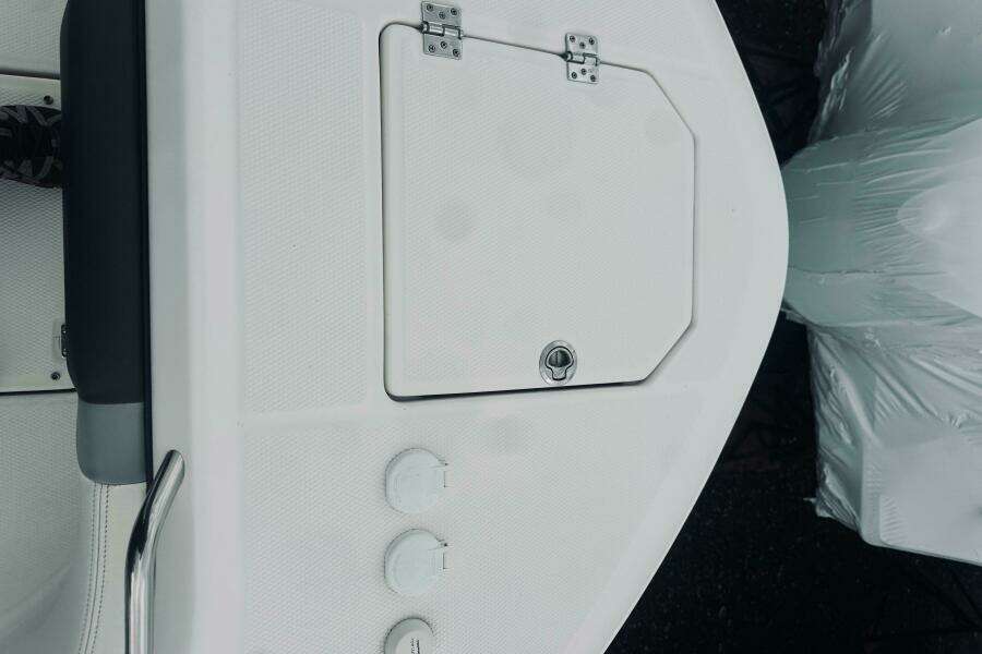 2022 Robalo R272 Center Console