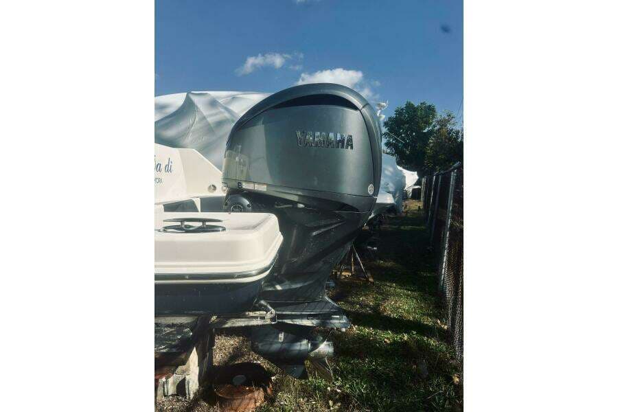 2022 Robalo R272 Center Console