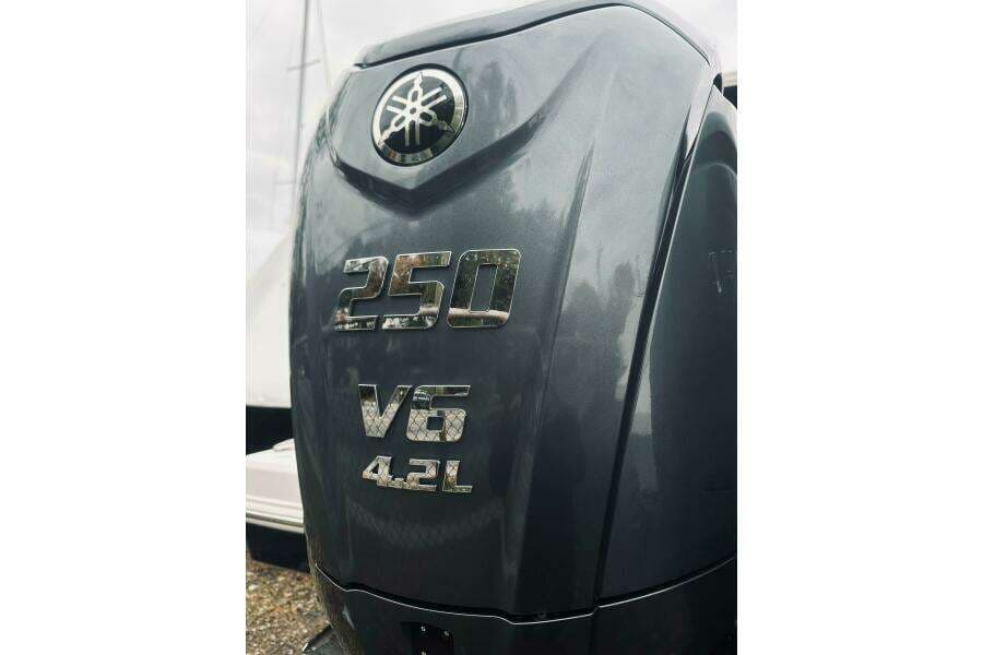 2022 Robalo R272 Center Console