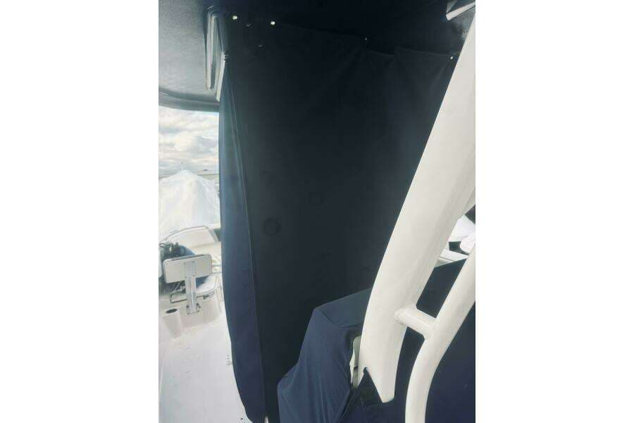 2022 Robalo R272 Center Console