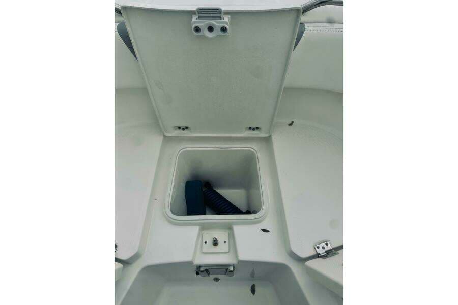 2022 Robalo R272 Center Console