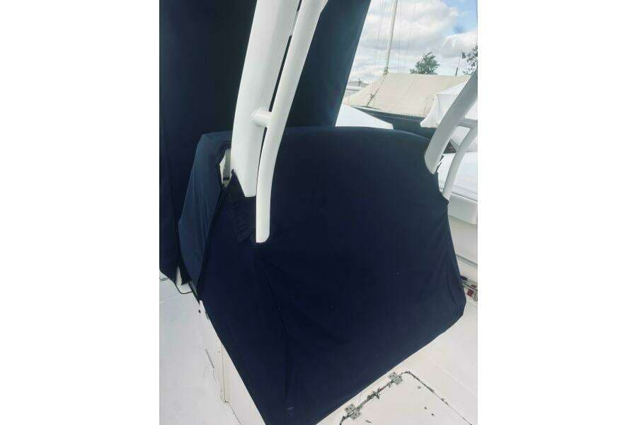 2022 Robalo R272 Center Console