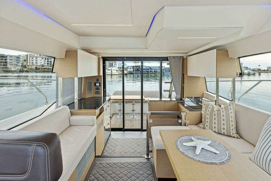 2022 Prestige 420 FLybridge SO FLY Salon