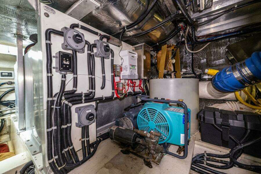 2001 Navigator 61 Pilothouse