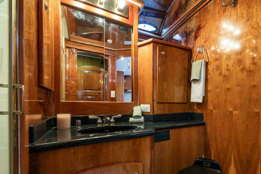 2001 Navigator 61 Pilothouse