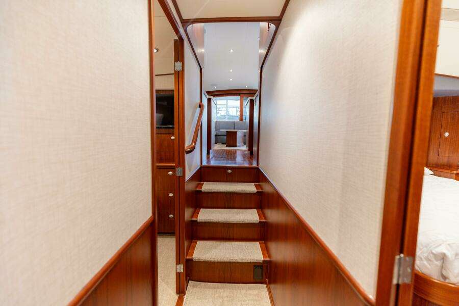 2006 Jim Smith 68 Convertible- Companionway