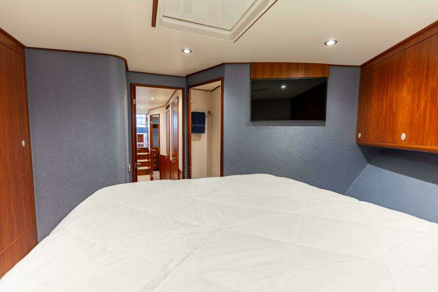 2006 Jim Smith 68 Convertible- Forward Stateroom