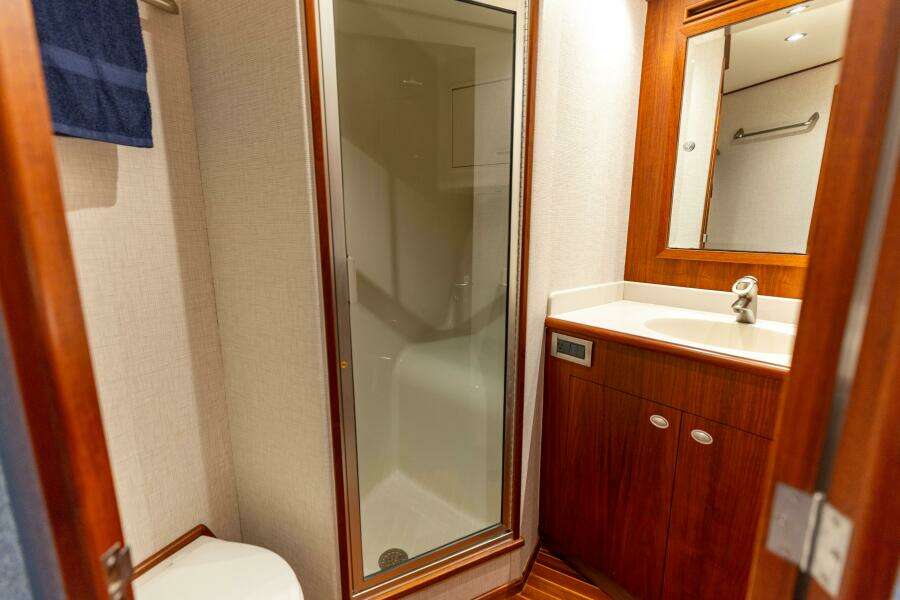 2006 Jim Smith 68 Convertible- Forward Stateroom Head