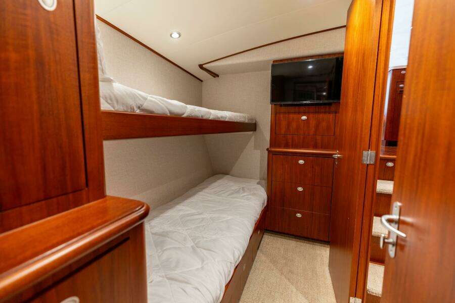 2006 Jim Smith 68 Convertible- STBD Bunks