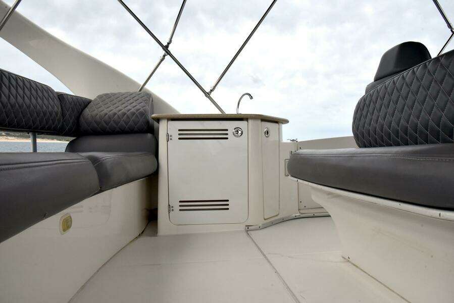 2010 38 Silveron Sedan Bridge - Pura Vida