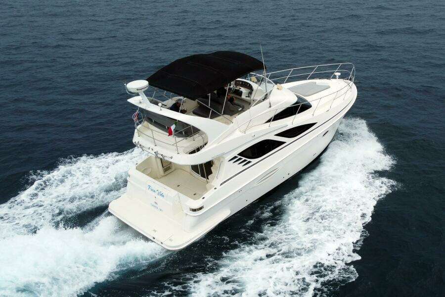 2010 38 Silveron Sedan Bridge - Pura Vida