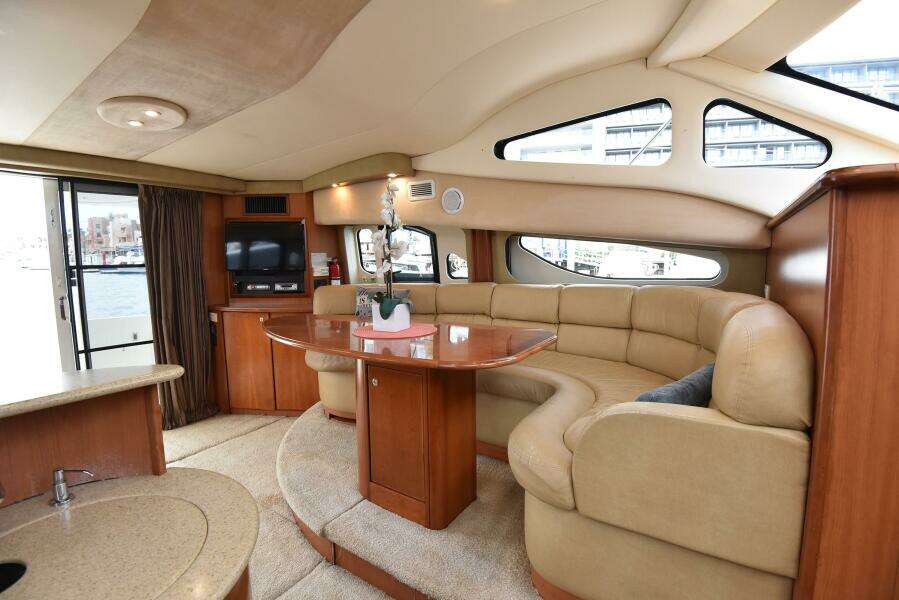 2010 38 Silveron Sedan Bridge - Pura Vida