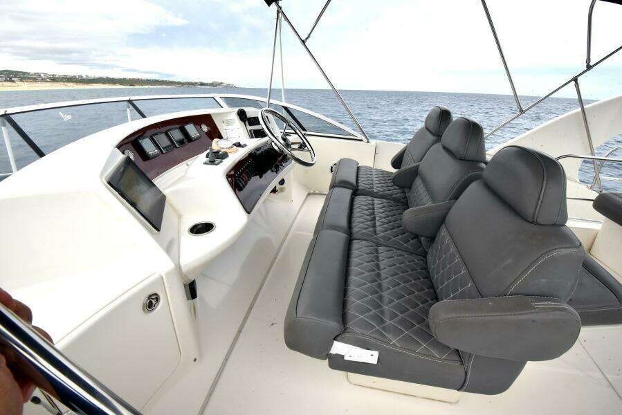 2010 38 Silveron Sedan Bridge - Pura Vida