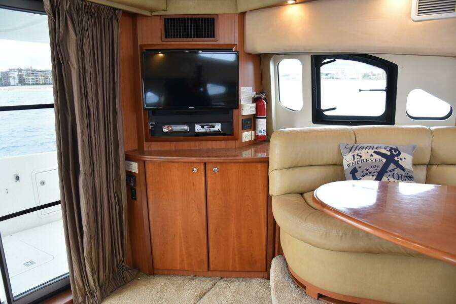 2010 38 Silveron Sedan Bridge - Pura Vida