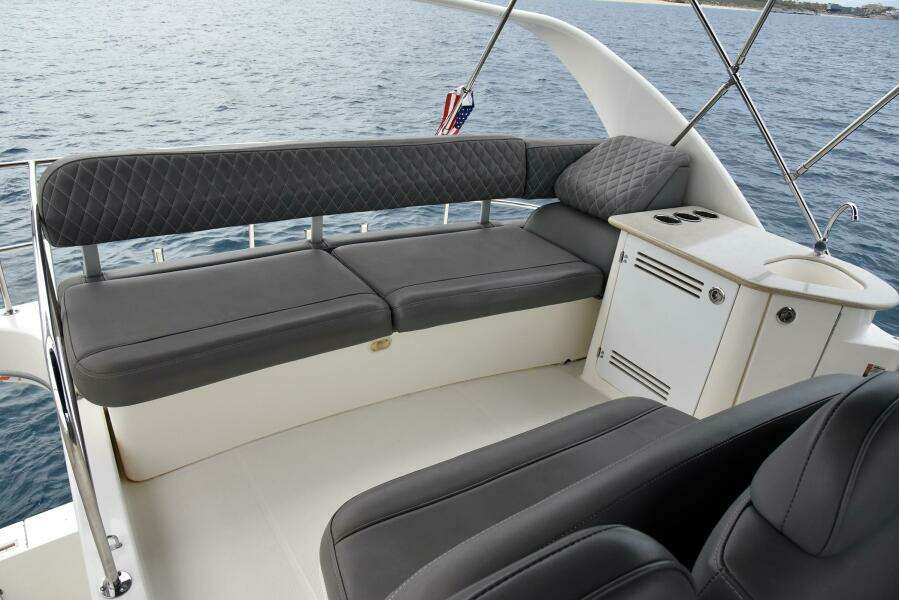 2010 38 Silveron Sedan Bridge - Pura Vida