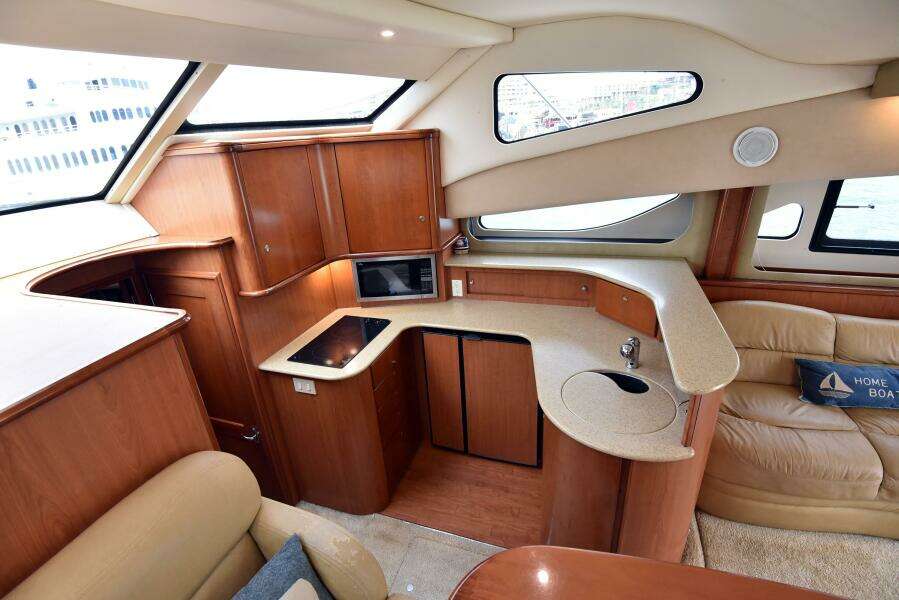 2010 38 Silveron Sedan Bridge - Pura Vida