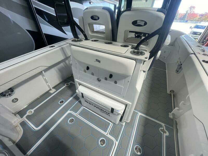 Helm Seating and Leaning Post – Stingray Center Console Interior