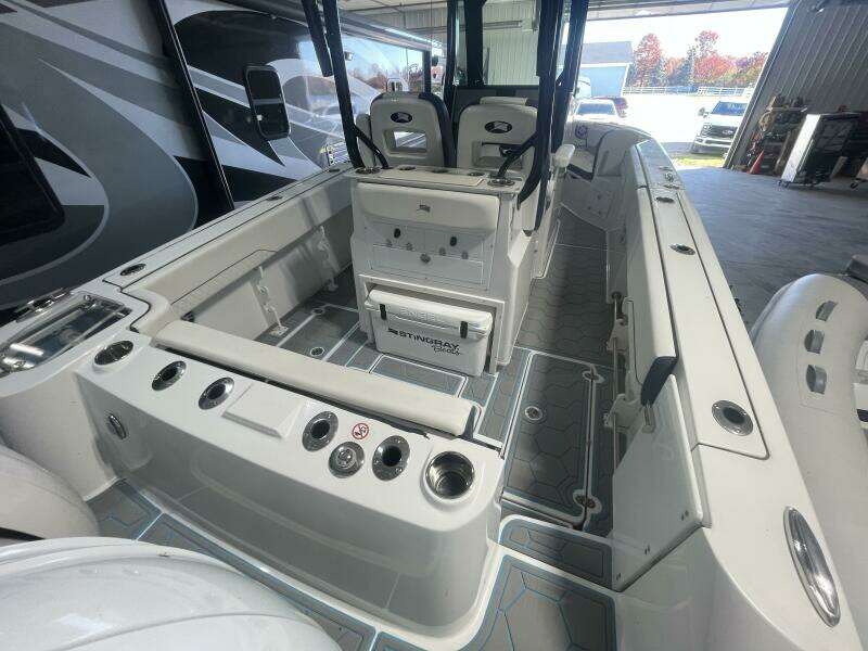 Stingray Center Console Deck Layout – Spacious Aft Cockpit