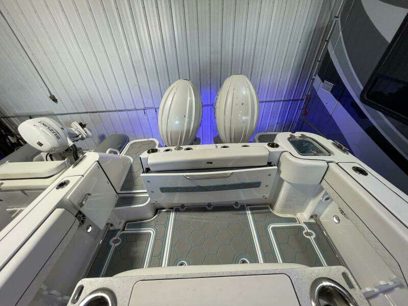 2025 Stingray 253 Center Console