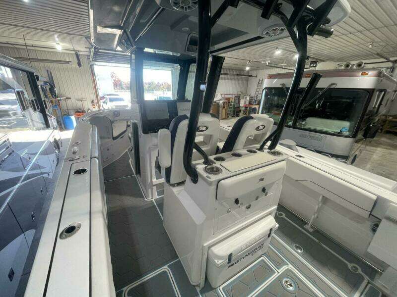 Center Console Cockpit Layout with Leaning Post and Helm Seating