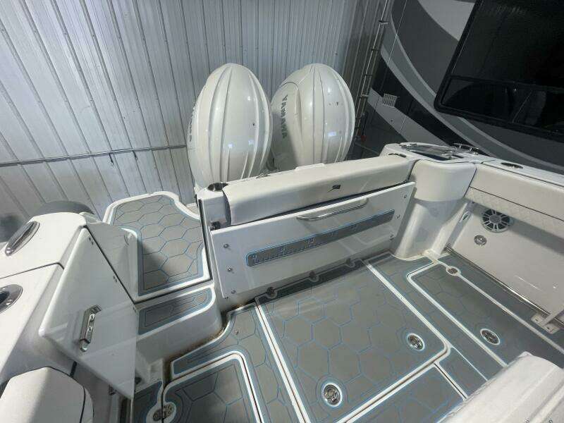 Aft Seating and Transom Storage – Stingray Center Console