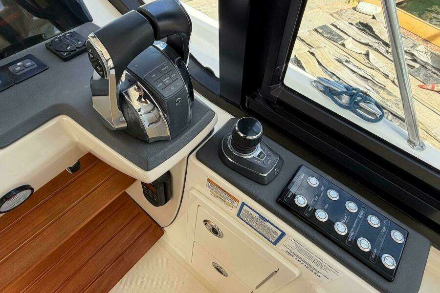 2021 Boston Whaler 405 Conquest