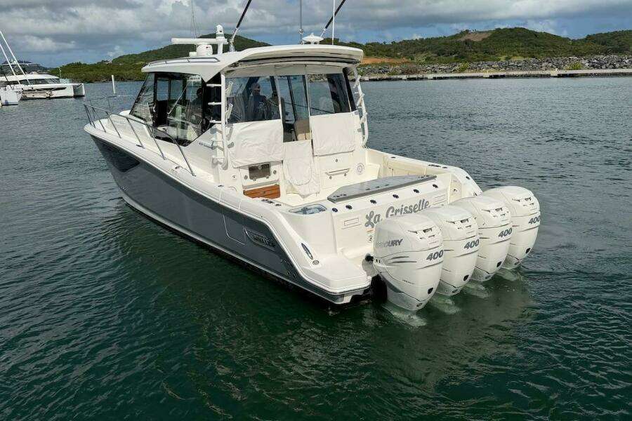 2021 Boston Whaler 405 Conquest