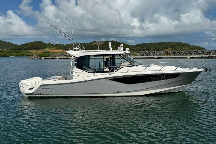 2021 Boston Whaler 405 Conquest