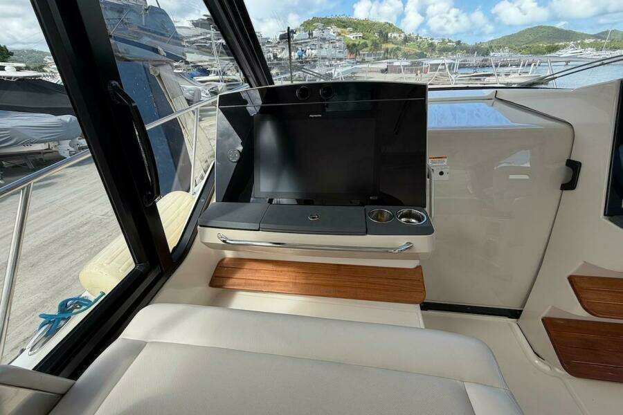 2021 Boston Whaler 405 Conquest