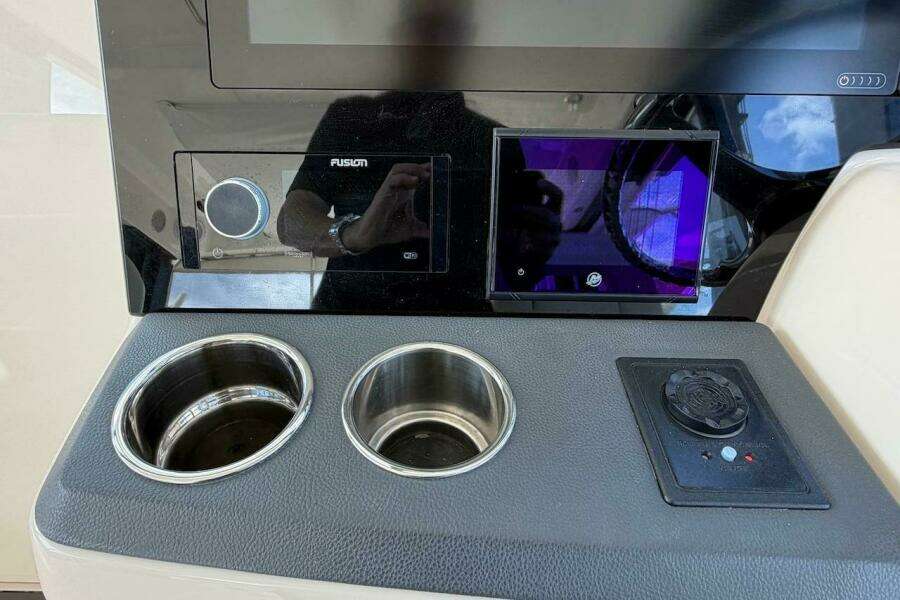 2021 Boston Whaler 405 Conquest