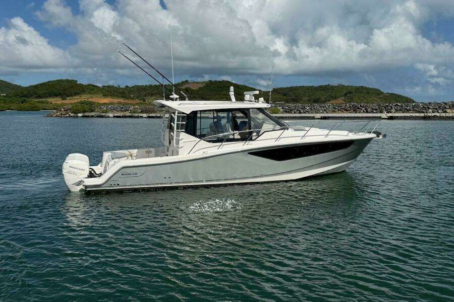 2021 Boston Whaler 405 Conquest