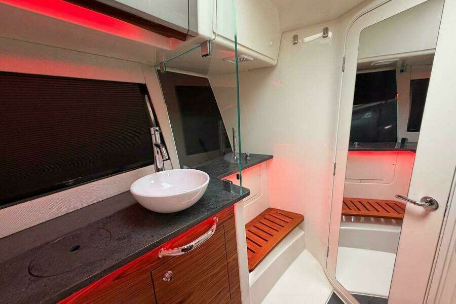 2021 Boston Whaler 405 Conquest