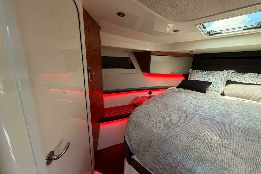 2021 Boston Whaler 405 Conquest