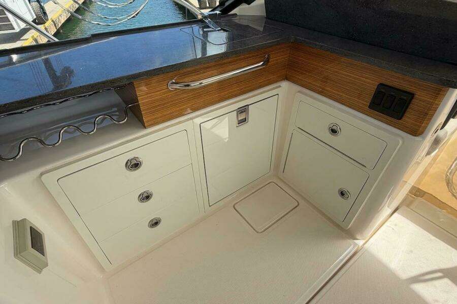 2021 Boston Whaler 405 Conquest