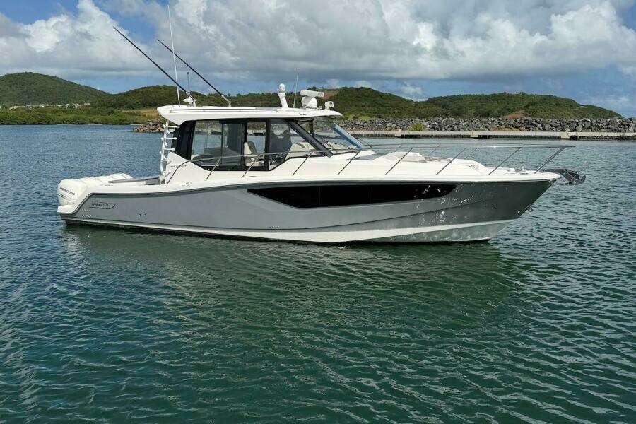 2021 Boston Whaler 405 Conquest